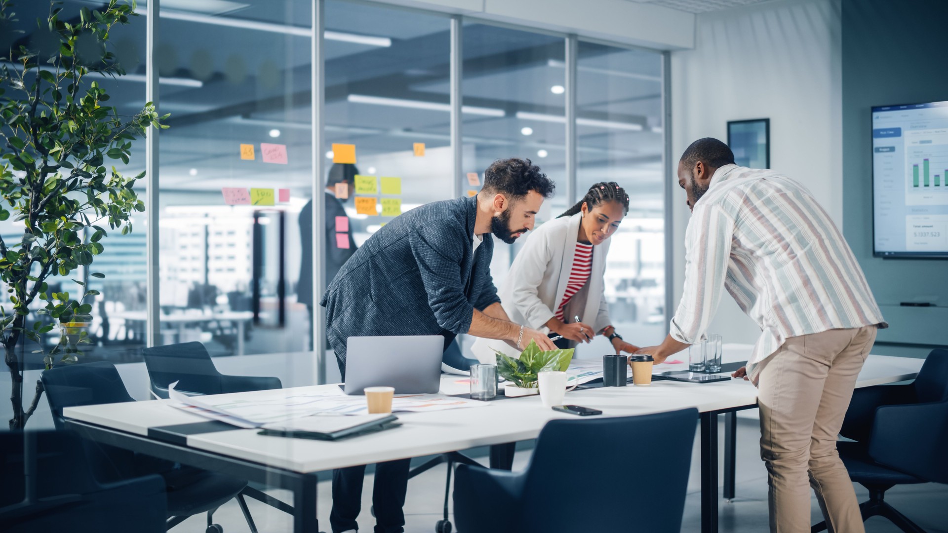 Diversas Equipes de Empresários Profissionais Se 2993 na Sala de Conferências do Escritório. Equipe Criativa Em Torno da Mesa, Empresária Negra, Empreendedora Digital Afro-Americana e CEO hispânico Falando.